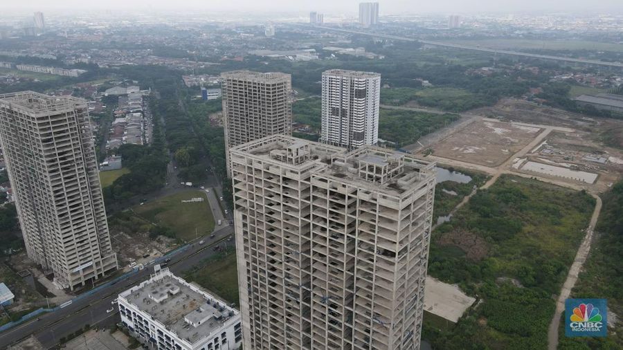 Foto udara suasana pembangunan proyek apartemen Meikarta Distrik 2 yang mangkrak di Cibatu, Cikarang, Kabupaten Bekasi, Rabu (7/12/2022).  (վ/ Andrean Kristianto)