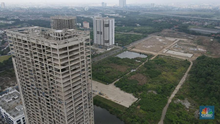 Foto udara suasana pembangunan proyek apartemen Meikarta Distrik 2 yang mangkrak di Cibatu, Cikarang, Kabupaten Bekasi, Rabu (7/12/2022).  (վ/ Andrean Kristianto)
