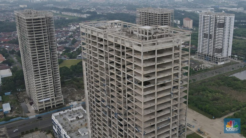 Foto udara suasana pembangunan proyek apartemen Meikarta Distrik 2 yang mangkrak di Cibatu, Cikarang, Kabupaten Bekasi, Rabu (7/12/2022). (CNBC Indonesia/ Andrean Kristianto)