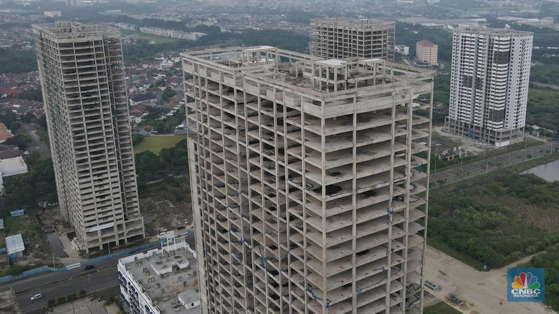 Foto udara suasana pembangunan proyek apartemen Meikarta Distrik 2 yang mangkrak di Cibatu, Cikarang, Kabupaten Bekasi, Rabu (7/12/2022). (CNBC Indonesia/ Andrean Kristianto)
