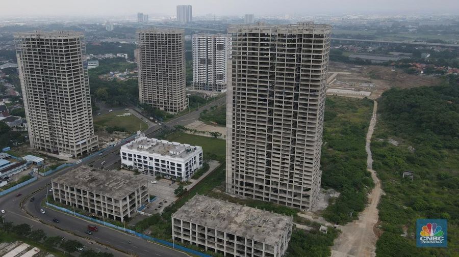 Foto udara suasana pembangunan proyek apartemen Meikarta Distrik 2 yang mangkrak di Cibatu, Cikarang, Kabupaten Bekasi, Rabu (7/12/2022).  (վ/ Andrean Kristianto)