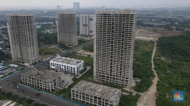 Suasana pembangunan proyek apartemen Meikarta Distrik 2 yang mangkrak di Cibatu, Cikarang, Kabupaten Bekasi, Rabu (7/12/2022).  (CNBC Indonesia/ Andrean Kristianto)
