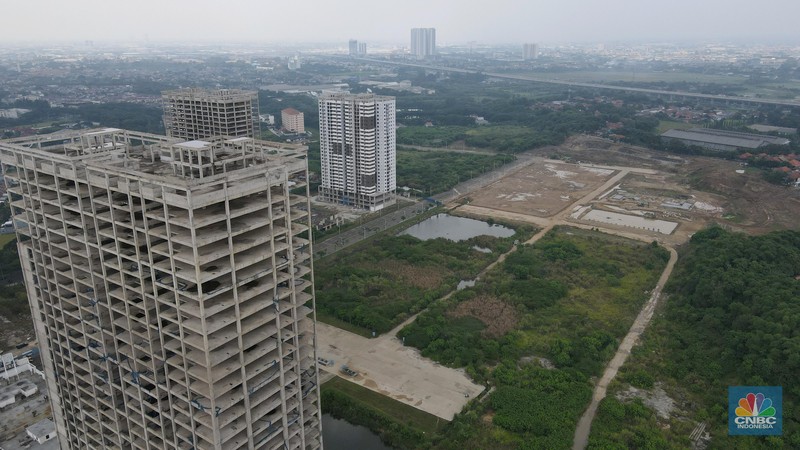 Suasana pembangunan proyek apartemen Meikarta Distrik 2 yang mangkrak di Cibatu, Cikarang, Kabupaten Bekasi, Rabu (7/12/2022).  (CNBC Indonesia/ Andrean Kristianto)