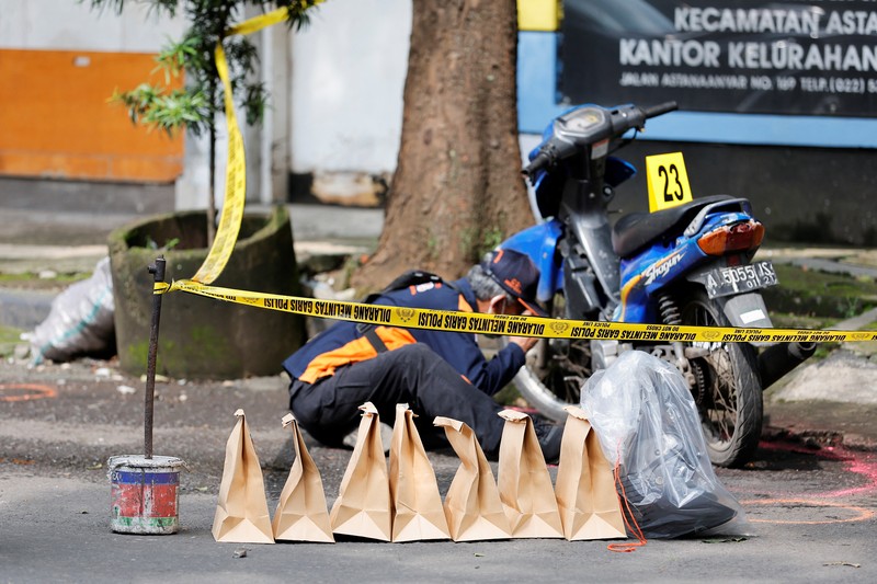 Aparat kepolisian berjaga di jalan dekat lokasi serangan bom bunuh diri di Bandung, Indonesia pada 7 Desember 2022. Aparat kepolisian berjaga di jalan dekat lokasi serangan bom bunuh diri di Bandung, Indonesia pada 7 Desember 2022. Menurut informasi dari kepolisian, serangan bom bunuh diri di kantor polisi Astanaanyar pada pagi hari waktu setempat, menewaskan pelaku, satu polisi, dan melukai orang lain.(Taofik Hidayat Ahmad/Anadolu Agency via Getty Images)
