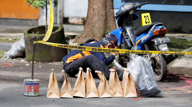Aparat kepolisian berjaga di jalan dekat lokasi serangan bom bunuh diri di Bandung, Indonesia pada 7 Desember 2022. Menurut informasi dari kepolisian, serangan bom bunuh diri di kantor polisi Astanaanyar pada pagi hari waktu setempat, menewaskan pelaku, satu polisi, dan melukai orang lain.(Taofik Hidayat Ahmad/Anadolu Agency via Getty Images)