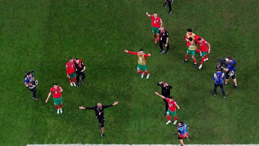 Soccer Football - FIFA World Cup Qatar 2022 - Round of 16 - Morocco v Spain - Education City Stadium, Al Rayyan, Qatar - December 6, 2022 Morocco players and coaching staff celebrate winning the penalty shootout as Morocco progress to the quarter finals REUTERS/Matthew Childs