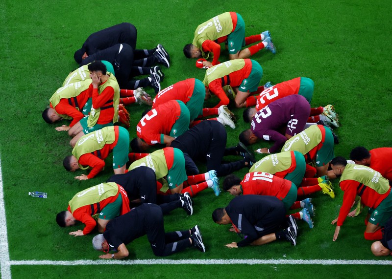 Soccer Football - FIFA World Cup Qatar 2022 - Round of 16 - Morocco v Spain - Education City Stadium, Al Rayyan, Qatar - December 6, 2022 Morocco team members celebrate after the match as Morocco qualify for the quarter finals REUTERS/Fabrizio Bensch