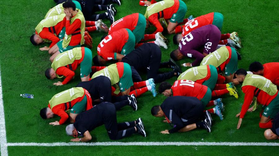 Soccer Football - FIFA World Cup Qatar 2022 - Round of 16 - Morocco v Spain - Education City Stadium, Al Rayyan, Qatar - December 6, 2022 Morocco team members celebrate after the match as Morocco qualify for the quarter finals REUTERS/Fabrizio Bensch