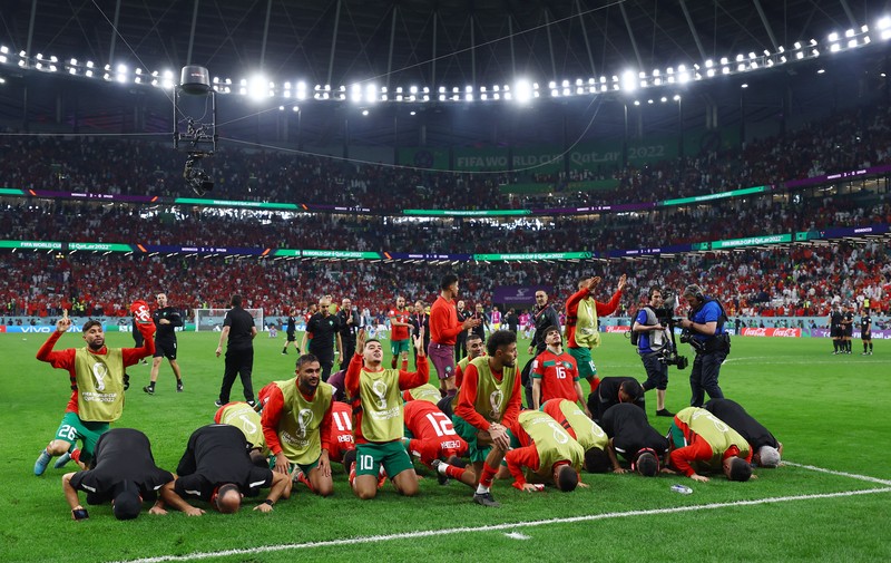 SOCCER-WORLDCUP-MAR-ESP/REPORT Soccer Football - FIFA World Cup Qatar 2022 - Round of 16 - Morocco v Spain - Education City Stadium, Al Rayyan, Qatar - December 6, 2022 Morocco team members celebrate after the match as Morocco qualify for the quarter finals REUTERS/Fabrizio Bensch