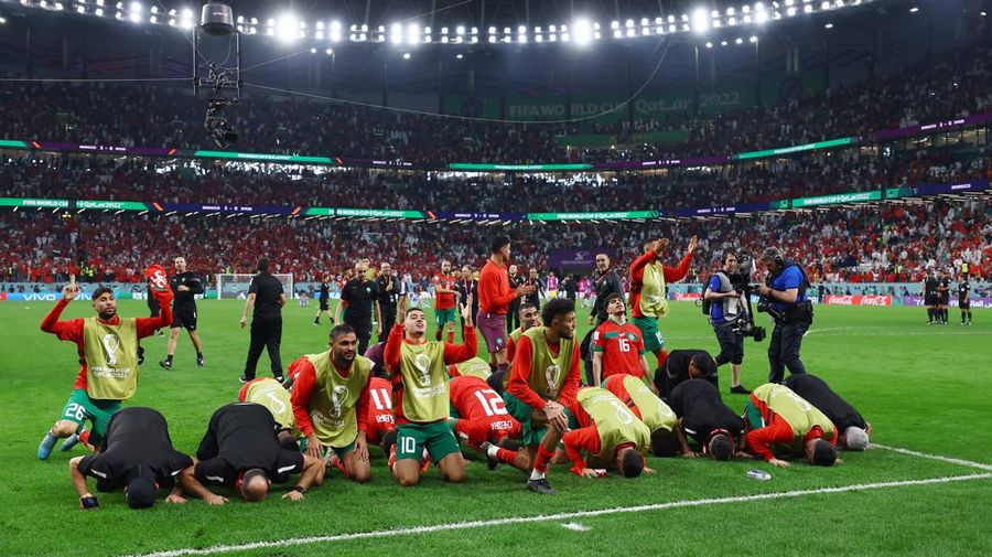 Soccer Football - FIFA World Cup Qatar 2022 - Round of 16 - Morocco v Spain - Education City Stadium, Al Rayyan, Qatar - December 6, 2022 Morocco players and coaching staff celebrate winning the penalty shootout as Morocco progress to the quarter finals REUTERS/Matthew Childs