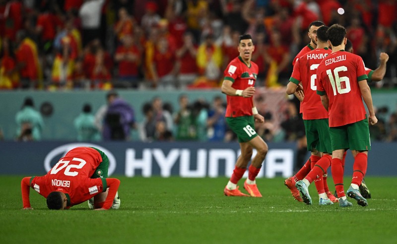 SOCCER-WORLDCUP-MAR-ESP/REPORT Soccer Football - FIFA World Cup Qatar 2022 - Round of 16 - Morocco v Spain - Education City Stadium, Al Rayyan, Qatar - December 6, 2022 Morocco team members celebrate after the match as Morocco qualify for the quarter finals REUTERS/Fabrizio Bensch