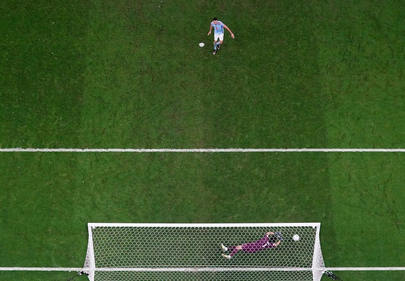 Soccer Football - FIFA World Cup Qatar 2022 - Round of 16 - Morocco v Spain - Education City Stadium, Al Rayyan, Qatar - December 6, 2022 Spain's Sergio Busquets has his penalty saved by Morocco's Yassine Bounou during the penalty shootout REUTERS/Matthew Childs