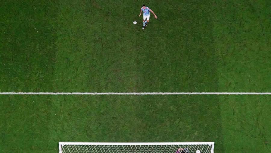 Soccer Football - FIFA World Cup Qatar 2022 - Round of 16 - Morocco v Spain - Education City Stadium, Al Rayyan, Qatar - December 6, 2022 Spain's Sergio Busquets has his penalty saved by Morocco's Yassine Bounou during the penalty shootout REUTERS/Matthew Childs
