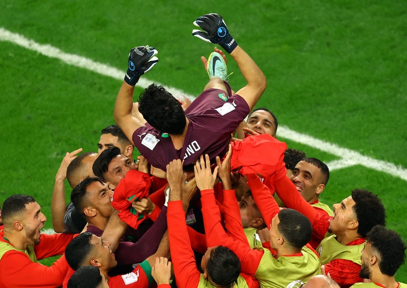 Soccer Football - FIFA World Cup Qatar 2022 - Round of 16 - Morocco v Spain - Education City Stadium, Al Rayyan, Qatar - December 6, 2022 Spain's Sergio Busquets has his penalty saved by Morocco's Yassine Bounou during the penalty shootout REUTERS/Matthew Childs