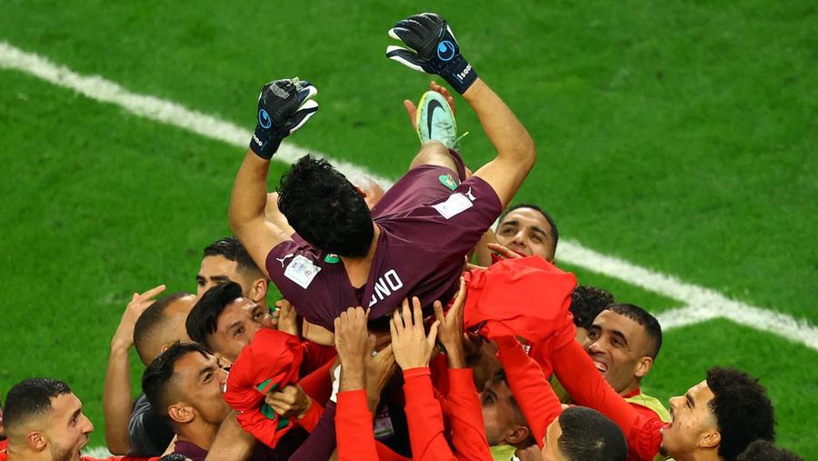 Soccer Football - FIFA World Cup Qatar 2022 - Round of 16 - Morocco v Spain - Education City Stadium, Al Rayyan, Qatar - December 6, 2022 Morocco players throw Yassine Bounou in the air as they celebrate qualifying for the quarter finals REUTERS/Lee Smith