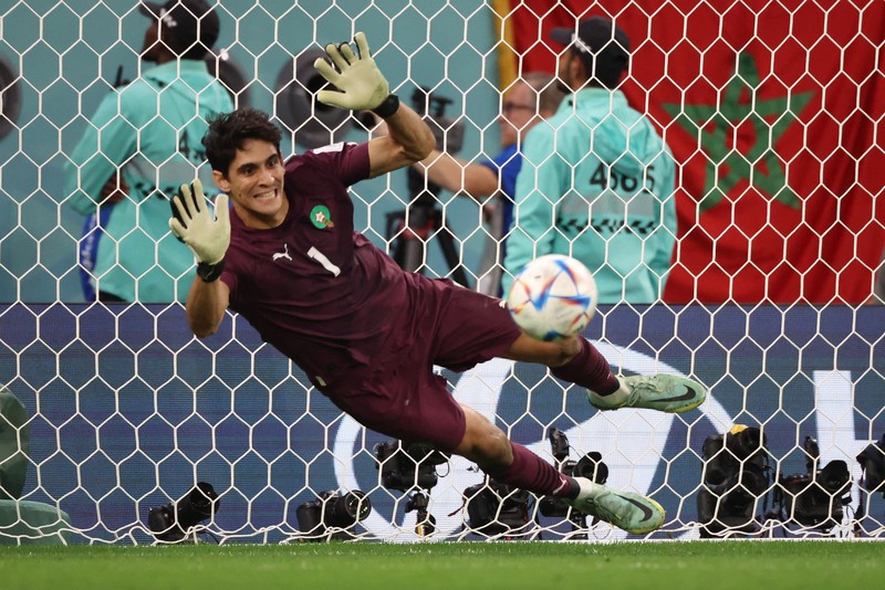 Soccer Football - FIFA World Cup Qatar 2022 - Round of 16 - Morocco v Spain - Education City Stadium, Al Rayyan, Qatar - December 6, 2022 Spain's Sergio Busquets has his penalty saved by Morocco's Yassine Bounou during the penalty shootout REUTERS/Matthew Childs