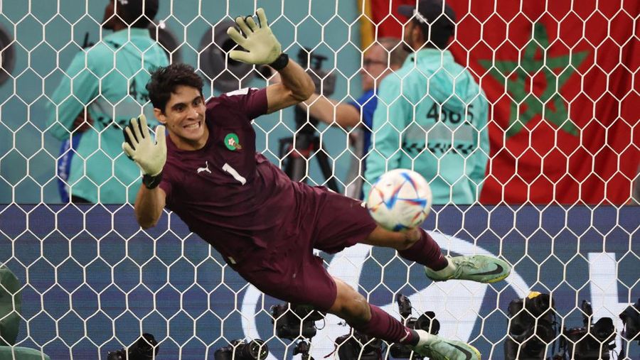 Soccer Football - FIFA World Cup Qatar 2022 - Round of 16 - Morocco v Spain - Education City Stadium, Al Rayyan, Qatar - December 6, 2022 Spain's Sergio Busquets has his penalty saved by Morocco's Yassine Bounou during the penalty shootout REUTERS/Matthew Childs