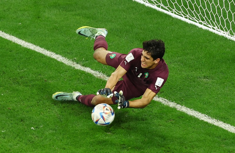 Soccer Football - FIFA World Cup Qatar 2022 - Round of 16 - Morocco v Spain - Education City Stadium, Al Rayyan, Qatar - December 6, 2022 Spain's Sergio Busquets has his penalty saved by Morocco's Yassine Bounou during the penalty shootout REUTERS/Matthew Childs