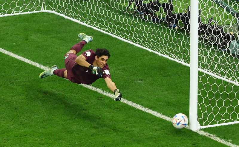 Soccer Football - FIFA World Cup Qatar 2022 - Round of 16 - Morocco v Spain - Education City Stadium, Al Rayyan, Qatar - December 6, 2022 Spain's Sergio Busquets has his penalty saved by Morocco's Yassine Bounou during the penalty shootout REUTERS/Matthew Childs