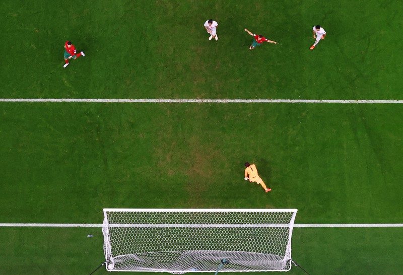 SOCCER-WORLDCUP-POR-SWI/REPORT Soccer Football - FIFA World Cup Qatar 2022 - Round of 16 - Portugal v Switzerland - Lusail Stadium, Lusail, Qatar - December 6, 2022 Switzerland's Yann Sommer reacts as Goncalo Ramos scores Portugal's first goal REUTERS/Peter Cziborra