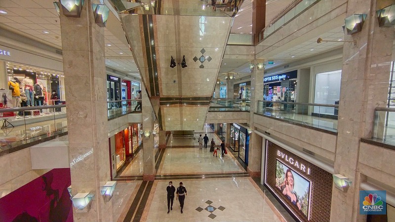 Suasana lengang di pusat perbelanjaan di Plaza Senayan, Jakarta, Rabu (7/12/2022). (CNBC Indonesia/Tri Susilo)