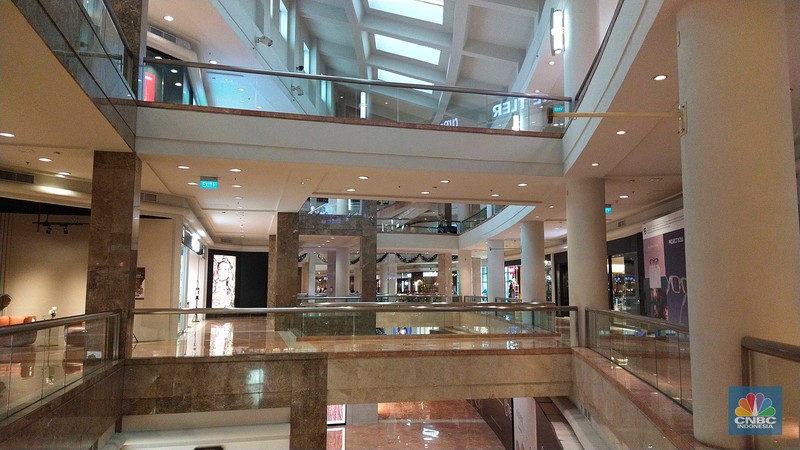 Suasana lengang di pusat perbelanjaan di Plaza Senayan, Jakarta, Rabu (7/12/2022). (CNBC Indonesia/Tri Susilo)