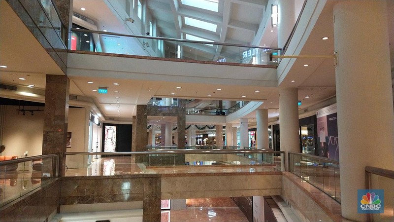 Suasana lengang di pusat perbelanjaan di Plaza Senayan, Jakarta, Rabu (7/12/2022). (CNBC Indonesia/Tri Susilo)
