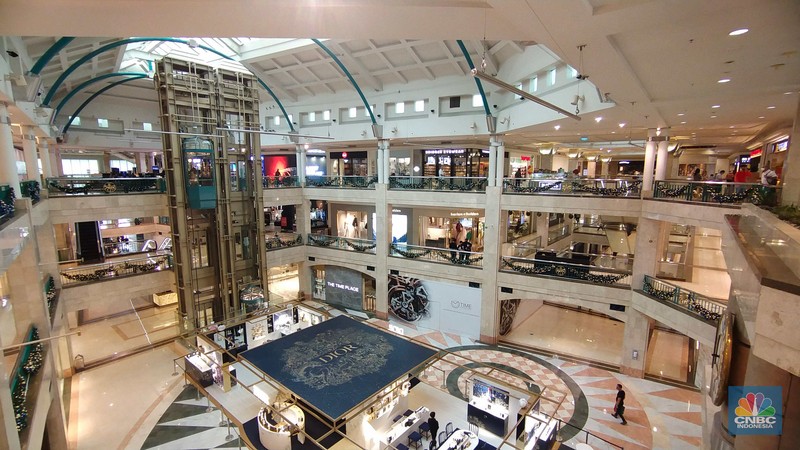 Suasana lengang di pusat perbelanjaan di Plaza Senayan, Jakarta, Rabu (7/12/2022). (CNBC Indonesia/Tri Susilo)