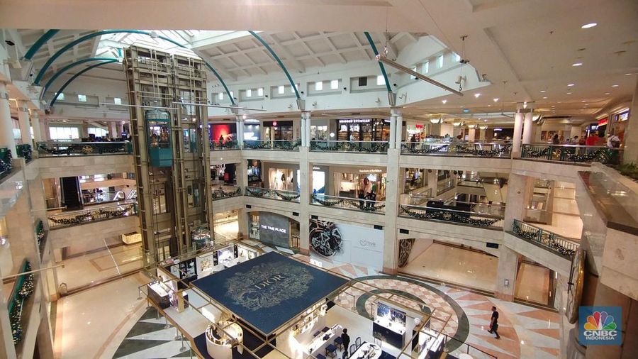 Suasana lengang di pusat perbelanjaan di Plaza Senayan, Jakarta, Rabu (7/12/2022). (CNBC Indonesia/Tri Susilo)