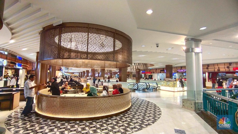 Suasana lengang di pusat perbelanjaan di Plaza Senayan, Jakarta, Rabu (7/12/2022). (CNBC Indonesia/Tri Susilo)