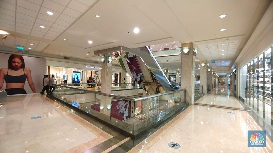 Suasana lengang di pusat perbelanjaan di Plaza Senayan, Jakarta, Rabu (7/12/2022). (CNBC Indonesia/Tri Susilo)