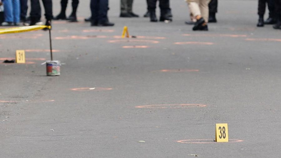 Aparat kepolisian berjaga di jalan dekat lokasi serangan bom bunuh diri di Bandung, Indonesia pada 7 Desember 2022. Menurut informasi dari kepolisian, serangan bom bunuh diri di kantor polisi Astanaanyar pada pagi hari waktu setempat, menewaskan pelaku, satu polisi, dan melukai orang lain.(Taofik Hidayat Ahmad/Anadolu Agency via Getty Images)