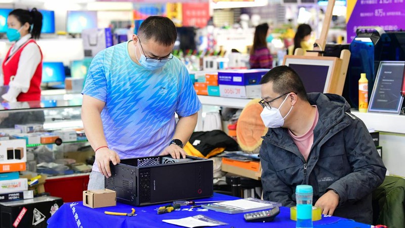 Orang-orang berbelanja sayuran di pasar basah karena Tiayuan tidak lagi mewajibkan orang untuk menunjukkan hasil tes asam nukleat negatif sebelum memasuki tempat umum pada 7 Desember 2022 di Taiyuan, Provinsi Shanxi China. (Wei Liang/China News Service via Getty Images)