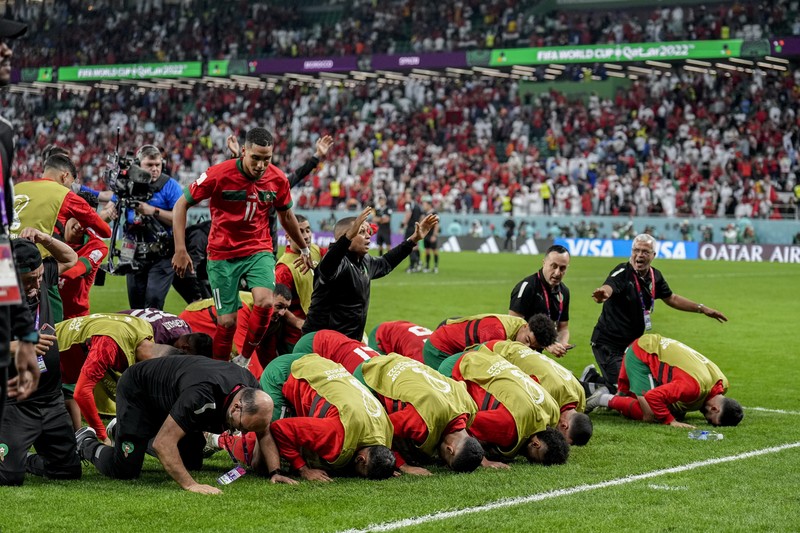SOCCER-WORLDCUP-MAR-ESP/REPORT Soccer Football - FIFA World Cup Qatar 2022 - Round of 16 - Morocco v Spain - Education City Stadium, Al Rayyan, Qatar - December 6, 2022 Morocco team members celebrate after the match as Morocco qualify for the quarter finals REUTERS/Fabrizio Bensch
