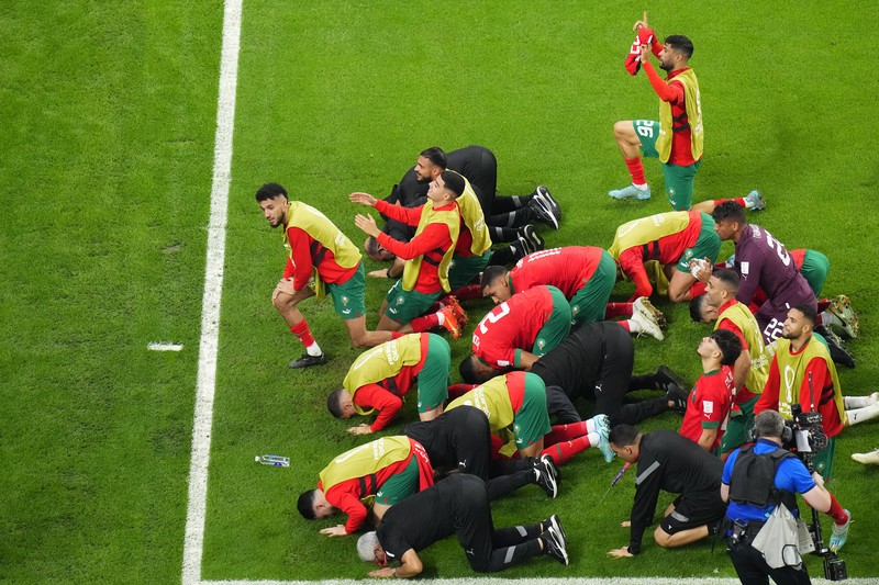 SOCCER-WORLDCUP-MAR-ESP/REPORT Soccer Football - FIFA World Cup Qatar 2022 - Round of 16 - Morocco v Spain - Education City Stadium, Al Rayyan, Qatar - December 6, 2022 Morocco team members celebrate after the match as Morocco qualify for the quarter finals REUTERS/Fabrizio Bensch