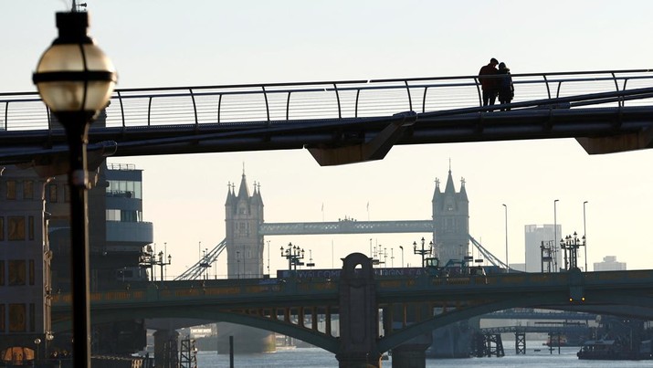 People walk across Millennium Bridge as temperatures in London fall below zero degrees Celsius, in London, Britain, December 8, 2022.  REUTERS/Peter Nicholls