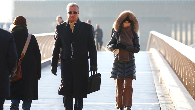 People walk across Millennium Bridge as temperatures in London fall below zero degrees Celsius, in London, Britain, December 8, 2022.  REUTERS/Peter Nicholls