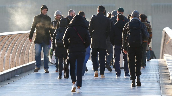 BRITAIN-WEATHER/ People walk across Millennium Bridge as temperatures in London fall below zero degrees Celsius, in London, Britain, December 8, 2022. REUTERS/Peter Nicholls