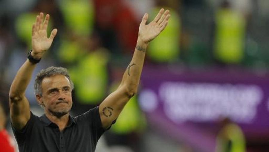 Spain's coach #00 Luis Enrique waves to supporters after his team lost the Qatar 2022 World Cup round of 16 football match between Morocco and Spain at the Education City Stadium in Al-Rayyan, west of Doha on December 6, 2022. (Photo by Odd ANDERSEN / AFP)