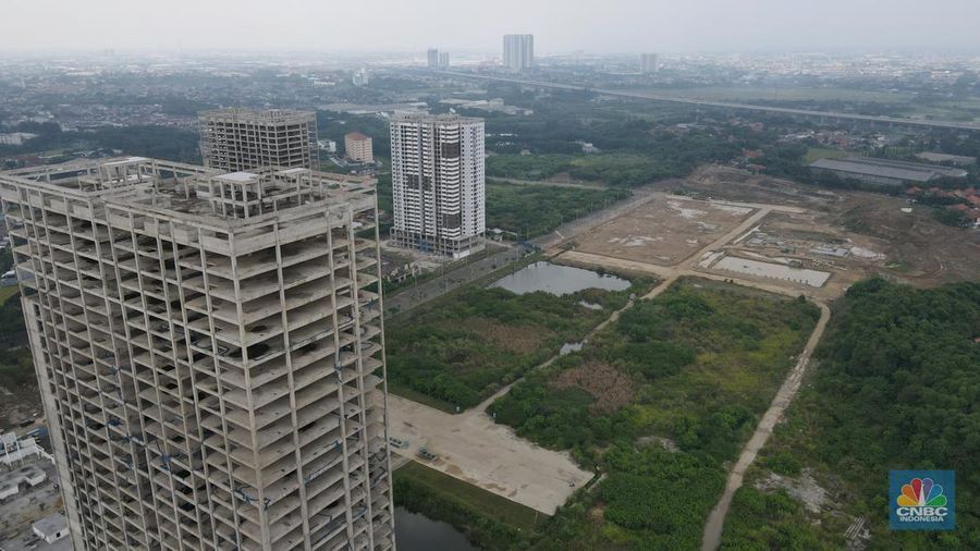 Foto udara suasana pembangunan proyek apartemen Meikarta Distrik 2 yang mangkrak di Cibatu, Cikarang, Kabupaten Bekasi, Rabu (7/12/2022). (վ/ Andrean Kristianto)