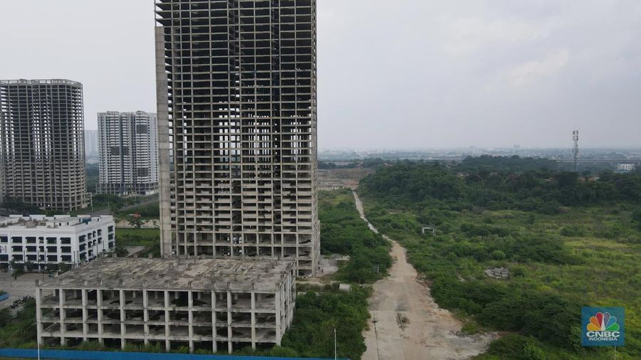 Foto udara suasana pembangunan proyek apartemen Meikarta Distrik 2 yang mangkrak di Cibatu, Cikarang, Kabupaten Bekasi, Rabu (7/12/2022). (վ/ Andrean Kristianto)
