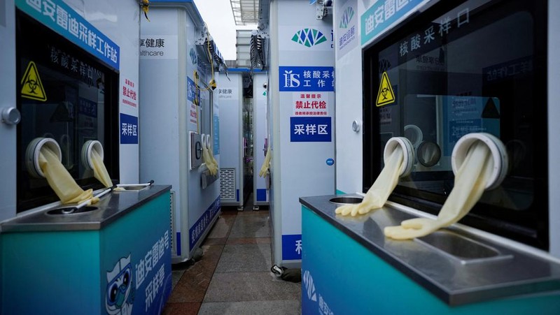 Closed mobile nucleic acid testing booths are pictured outside the Shanghai Railway Station as coronavirus disease (COVID-19) outbreaks continue in Shanghai, China, December 8, 2022. REUTERS/Aly Song