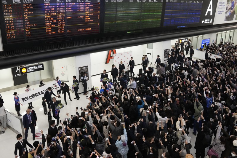 Tim nasional Jepang pulang ke negaranya setelah tersingkir di fase gugur Piala Dunia 2022 oleh Kroasia. Supporters take photos of the Japanese national soccer team, including head coach Hajime Moriyasu, returning from the World Cup in Qatar at Narita International Airport in Narita, east of Tokyo Japan December 7, 2022. Mandatory credit Kyodo/via REUTERS ATTENTION EDITORS - THIS IMAGE WAS PROVIDED BY A THIRD PARTY. MANDATORY CREDIT. JAPAN OUT. NO COMMERCIAL OR EDITORIAL SALES IN JAPAN