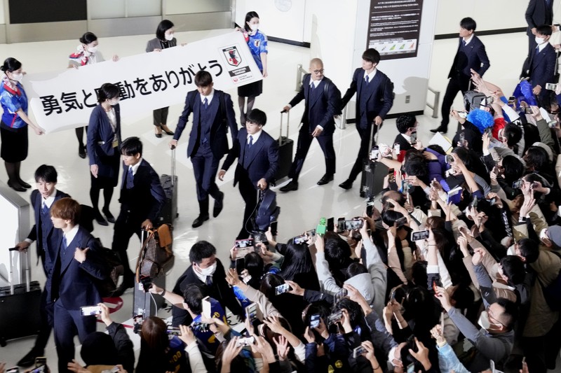 Tim nasional Jepang pulang ke negaranya setelah tersingkir di fase gugur Piala Dunia 2022 oleh Kroasia. Supporters take photos of the Japanese national soccer team, including head coach Hajime Moriyasu, returning from the World Cup in Qatar at Narita International Airport in Narita, east of Tokyo Japan December 7, 2022. Mandatory credit Kyodo/via REUTERS ATTENTION EDITORS - THIS IMAGE WAS PROVIDED BY A THIRD PARTY. MANDATORY CREDIT. JAPAN OUT. NO COMMERCIAL OR EDITORIAL SALES IN JAPAN