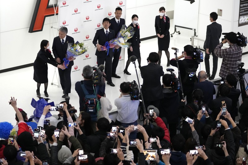 Tim nasional Jepang pulang ke negaranya setelah tersingkir di fase gugur Piala Dunia 2022 oleh Kroasia. Supporters take photos of the Japanese national soccer team, including head coach Hajime Moriyasu, returning from the World Cup in Qatar at Narita International Airport in Narita, east of Tokyo Japan December 7, 2022. Mandatory credit Kyodo/via REUTERS ATTENTION EDITORS - THIS IMAGE WAS PROVIDED BY A THIRD PARTY. MANDATORY CREDIT. JAPAN OUT. NO COMMERCIAL OR EDITORIAL SALES IN JAPAN