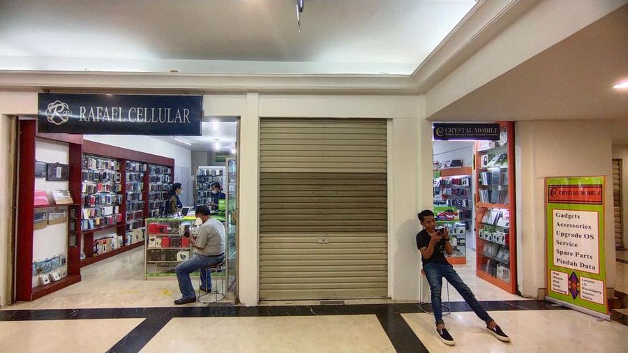 Suasana sepi di Mall Grand Paragon, Jalan Gajah Mada, Jakarta, Kamis (18/8/2022). (CNBC Indonesia/ Tri Susilo)