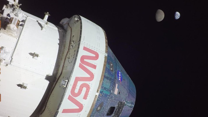 Pada hari ke-19 misi Artemis I (4/12/2022), sebuah kamera yang dipasang di pesawat ruang angkasa Orion menangkap Bulan tepat dalam bingkai saat Orion bersiap untuk terbang lintas kembali pada 5 Desember, ketika melewati kira-kira 79 mil di atas permukaan bulan. Pada hari ke-19 misi Artemis I (4/12/2022), sebuah kamera yang dipasang di pesawat ruang angkasa Orion menangkap Bulan tepat dalam bingkai saat Orion bersiap untuk terbang lintas kembali pada 5 Desember, ketika melewati kira-kira 79 mil di atas permukaan bulan. (Dok. NASA)