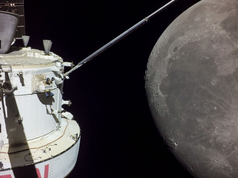 Pada hari ke-19 misi Artemis I (4/12/2022), sebuah kamera yang dipasang di pesawat ruang angkasa Orion menangkap Bulan tepat dalam bingkai saat Orion bersiap untuk terbang lintas kembali pada 5 Desember, ketika melewati kira-kira 79 mil di atas permukaan bulan. Pada hari ke-19 misi Artemis I (4/12/2022), sebuah kamera yang dipasang di pesawat ruang angkasa Orion menangkap Bulan tepat dalam bingkai saat Orion bersiap untuk terbang lintas kembali pada 5 Desember, ketika melewati kira-kira 79 mil di atas permukaan bulan. (Dok. NASA)