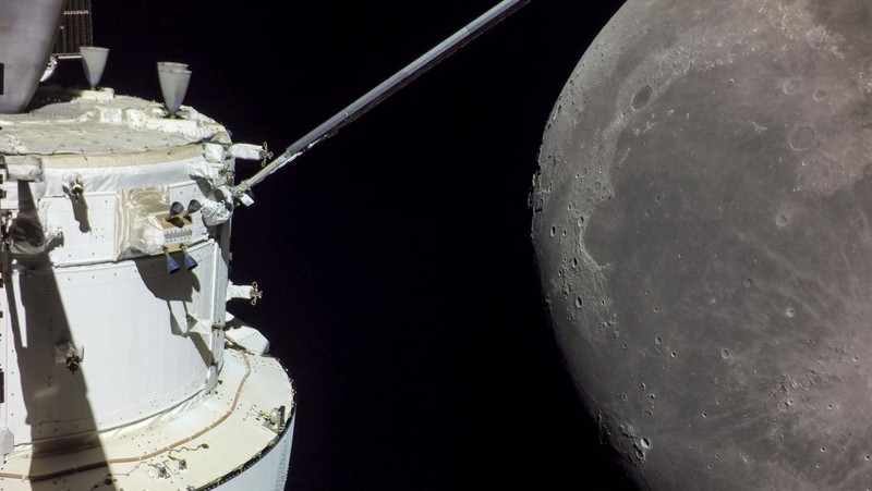 Pada hari ke-19 misi Artemis I (4/12/2022), sebuah kamera yang dipasang di pesawat ruang angkasa Orion menangkap Bulan tepat dalam bingkai saat Orion bersiap untuk terbang lintas kembali pada 5 Desember, ketika melewati kira-kira 79 mil di atas permukaan bulan. (Dok. NASA)