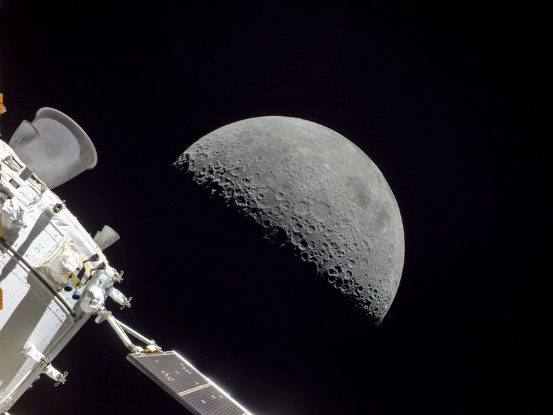 Pada hari ke-19 misi Artemis I (4/12/2022), sebuah kamera yang dipasang di pesawat ruang angkasa Orion menangkap Bulan tepat dalam bingkai saat Orion bersiap untuk terbang lintas kembali pada 5 Desember, ketika melewati kira-kira 79 mil di atas permukaan bulan. Pada hari ke-19 misi Artemis I (4/12/2022), sebuah kamera yang dipasang di pesawat ruang angkasa Orion menangkap Bulan tepat dalam bingkai saat Orion bersiap untuk terbang lintas kembali pada 5 Desember, ketika melewati kira-kira 79 mil di atas permukaan bulan. (Dok. NASA)